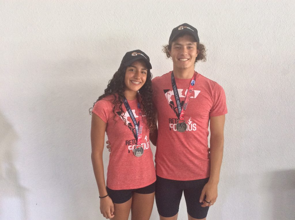 Presentación de la playera y medallas de la competencia.