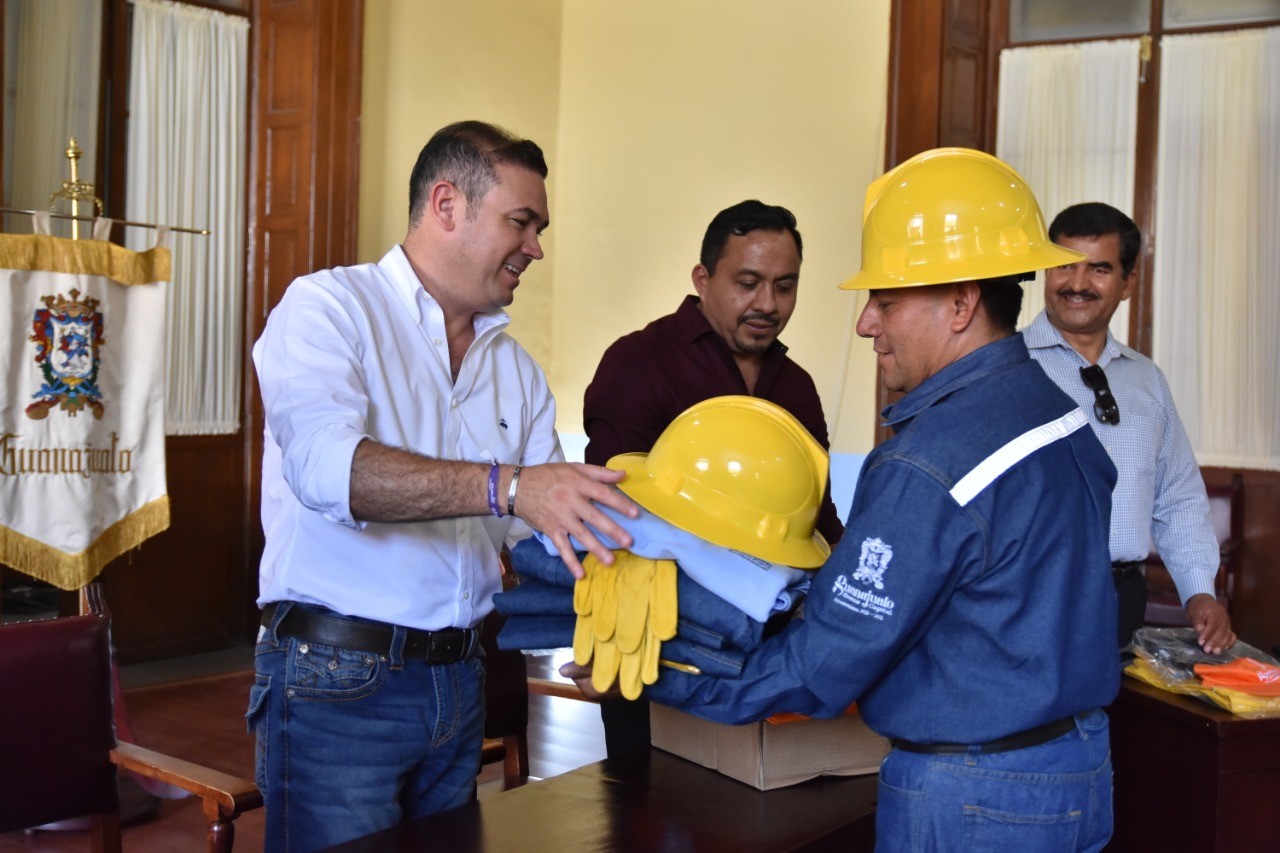 Alejandro Navarro Saldaña entregó equipo a 320 trabajadores que laboran diversas áreas operativas de la Administración Municipal.