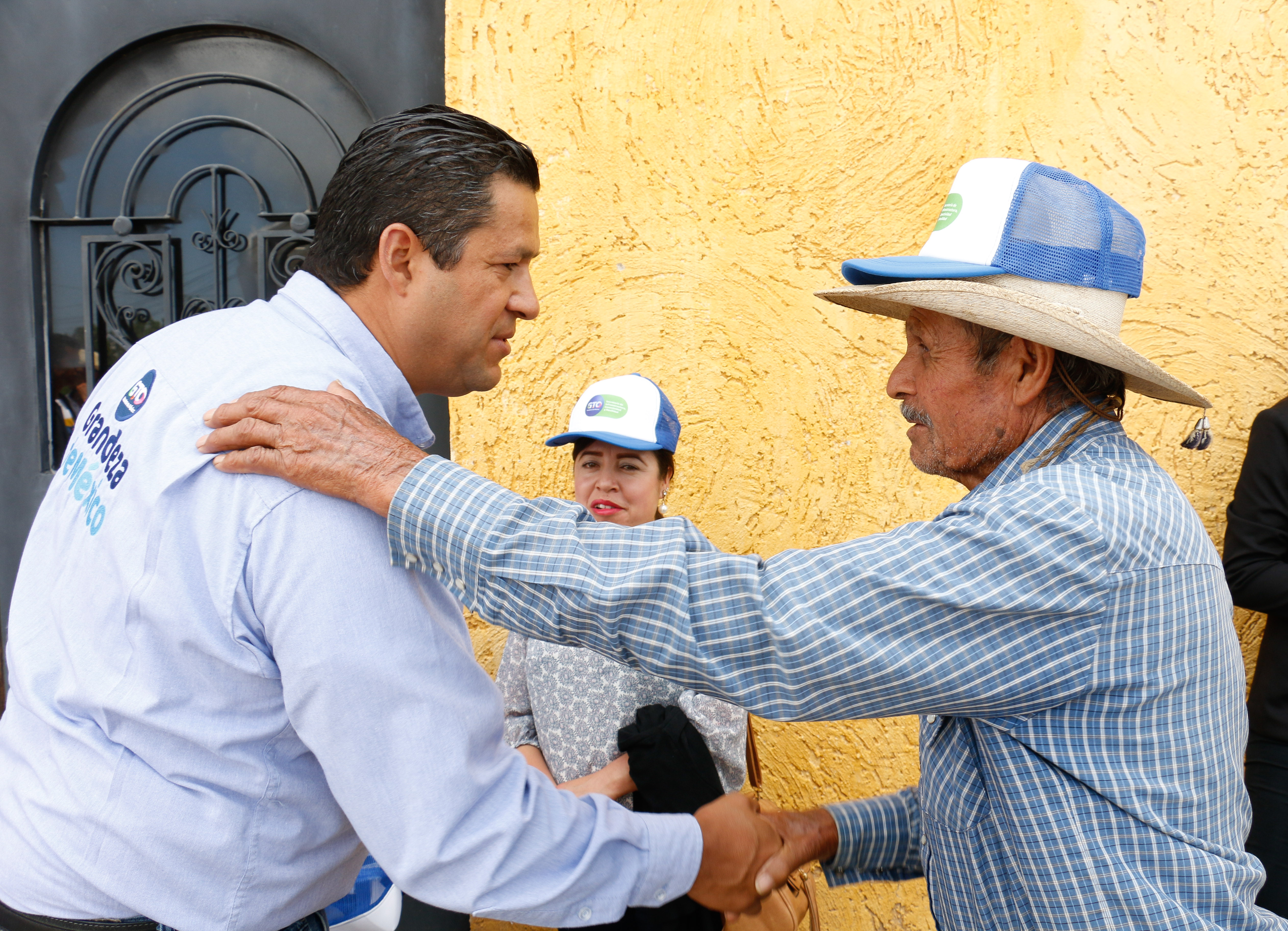 El Gobernador de Guanajuato, Diego Sinhue Rodríguez Vallejo, entregó obras de beneficio social como calles, remodelación de carreteras y ampliación del nuevo centro de salud.