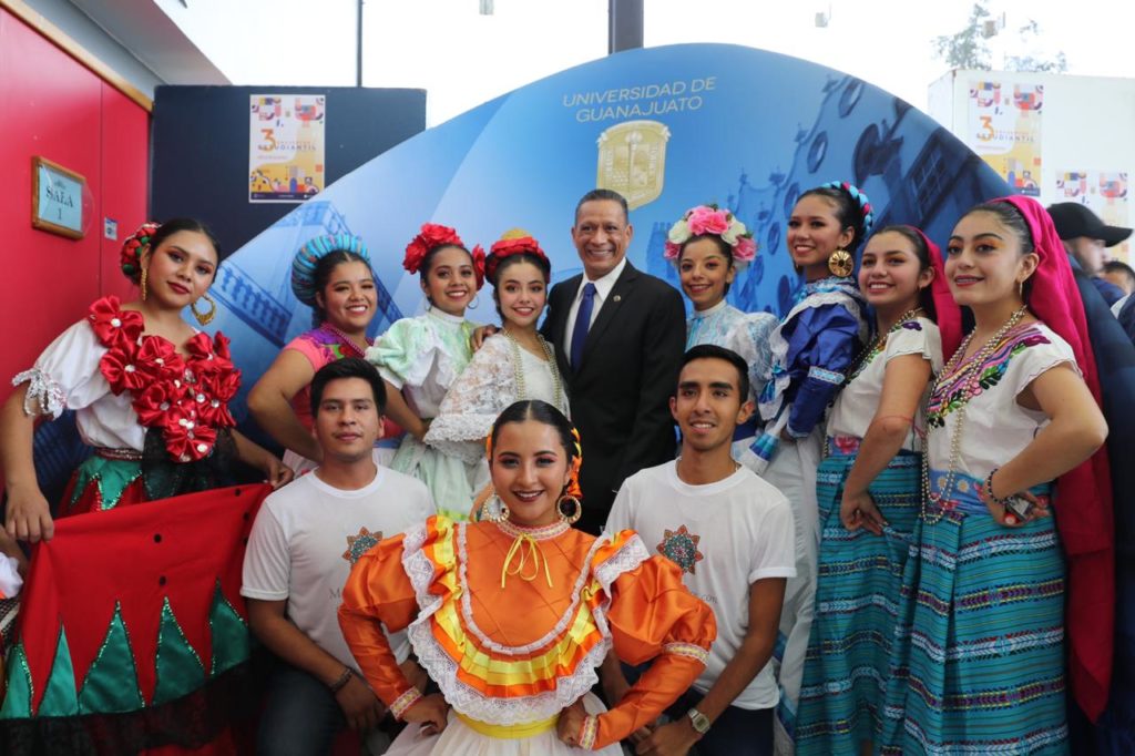 Estudiantes con el Rector General.